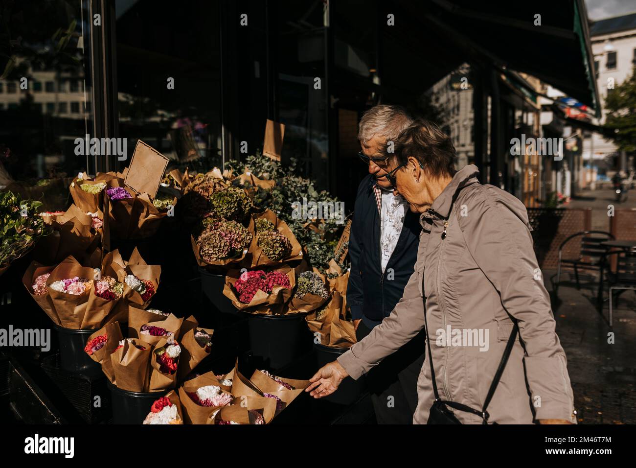 Choosing flowers together hi-res stock photography and images - Alamy