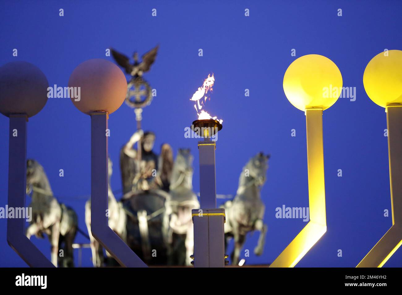 Berlin, Berlin-Mitte, Germany. 18th Dec, 2022. Berlin: Hanukkah at the Brandenburg Gate - inauguration and ceremony. The lighting of the first Hanukkah candle. (Credit Image: © Simone Kuhlmey/Pacific Press via ZUMA Press Wire) Stock Photo