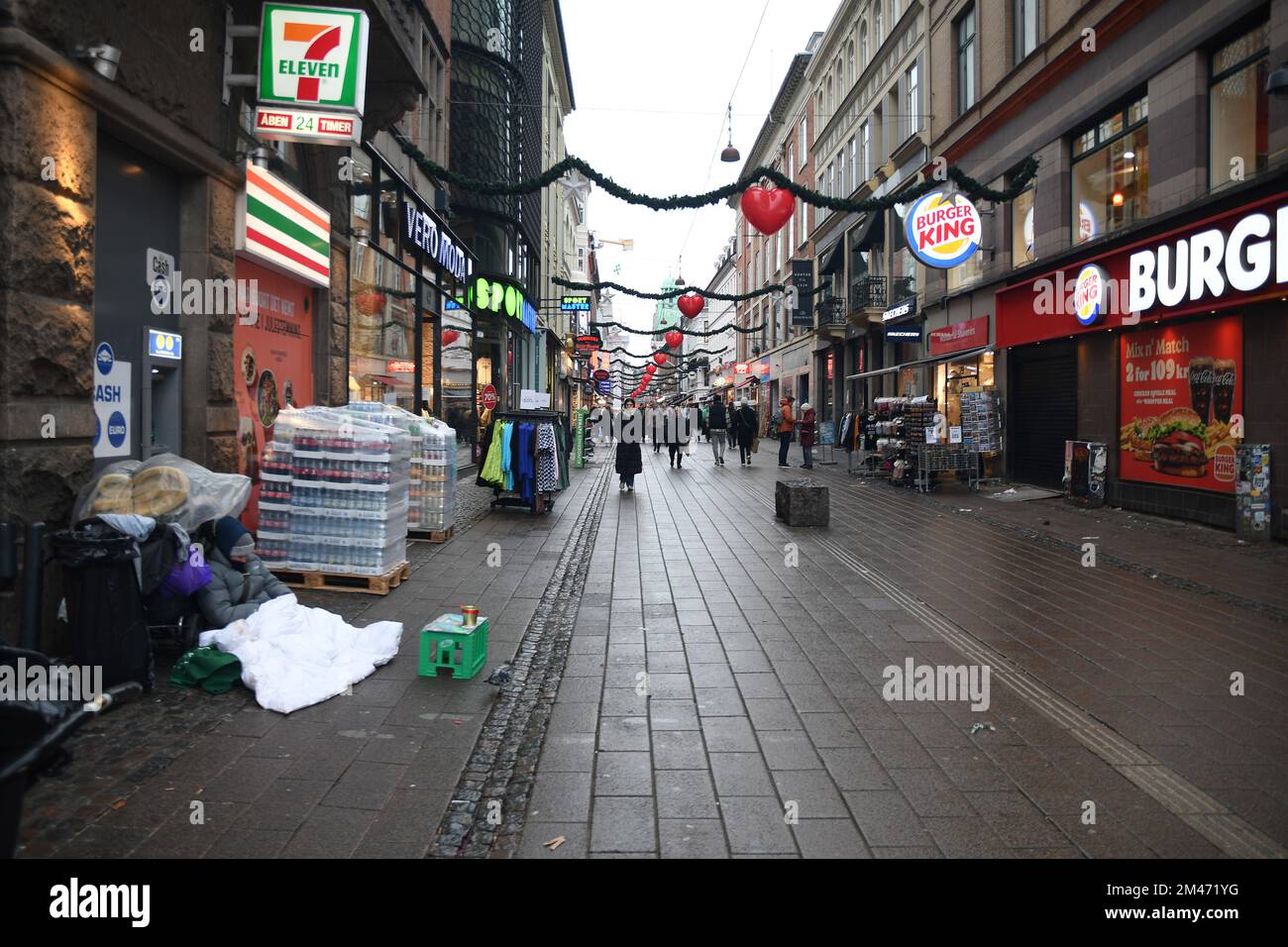 Copenhagen/Denmark/19 December 2022/Christmas shoppers enjoyr christmas ...