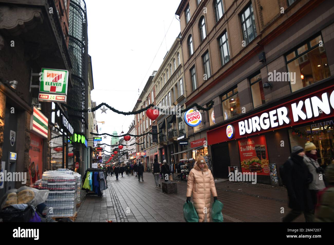 Copenhagen/Denmark/19 December 2022/Christmas shoppers enjoyr christmas ...