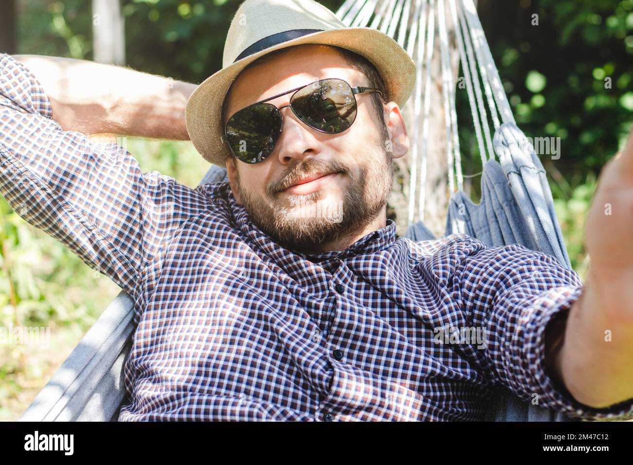 Bearded man in hat sunglasses hi-res stock photography and images - Alamy