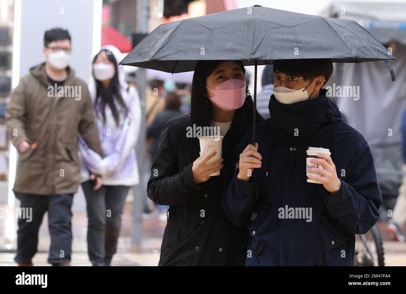 People out in the cold weather in Mong Kok. 02APR22 SCMP / May Tse