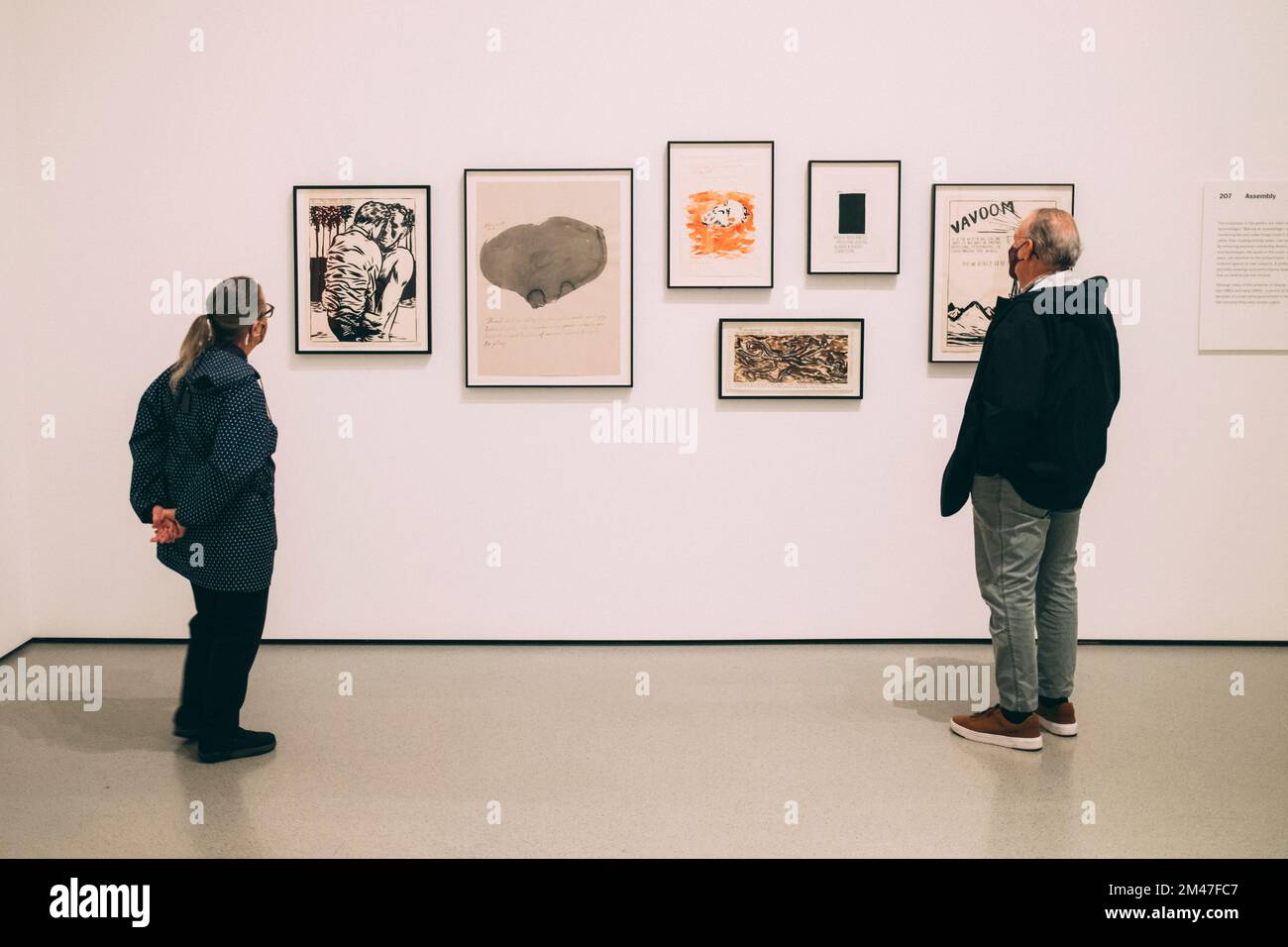 New York Manhattan, 02.10 - 10.10.22: Besucher schauen sich Kunstwerke genauer an, im Moma, Museum of modern art.  Foto: pressefoto Mika Volkmann Stock Photo