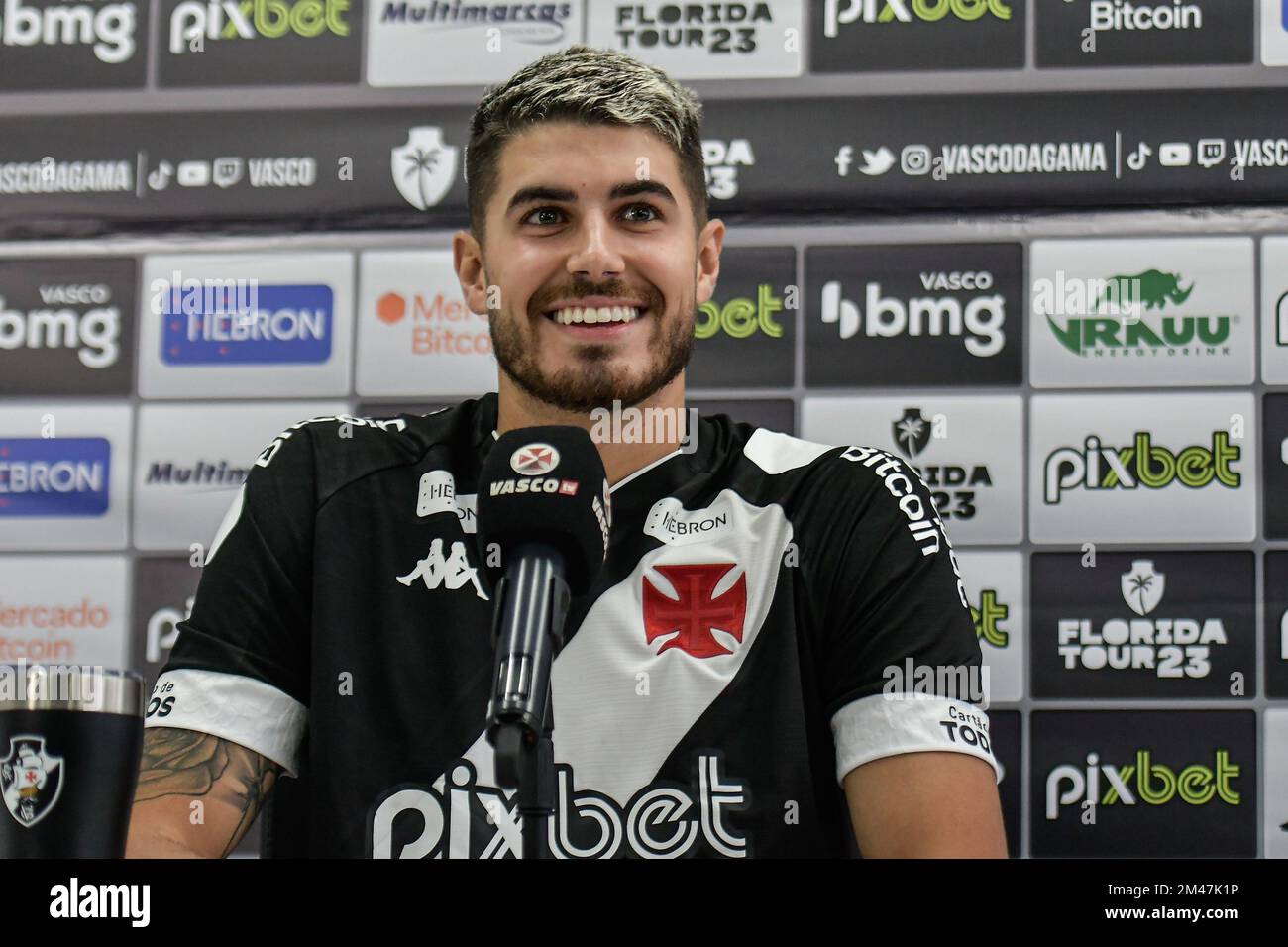 RJ - Rio de Janeiro - 12/19/2022 - VASCO, PEDRO RAUL PRESENTATION - Pedro  Raul speaks to journalists during his official presentation as a Vasco  player at a press conference held at