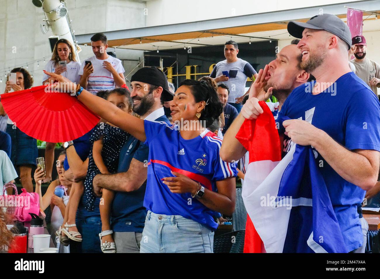 https://c8.alamy.com/comp/2M47X4A/soccer-fans-gathered-outside-a-cafe-in-merida-mexico-to-watch-the-fifa-world-final-cup-soccer-game-between-france-and-argentina-december-18-2022-2M47X4A.jpg
