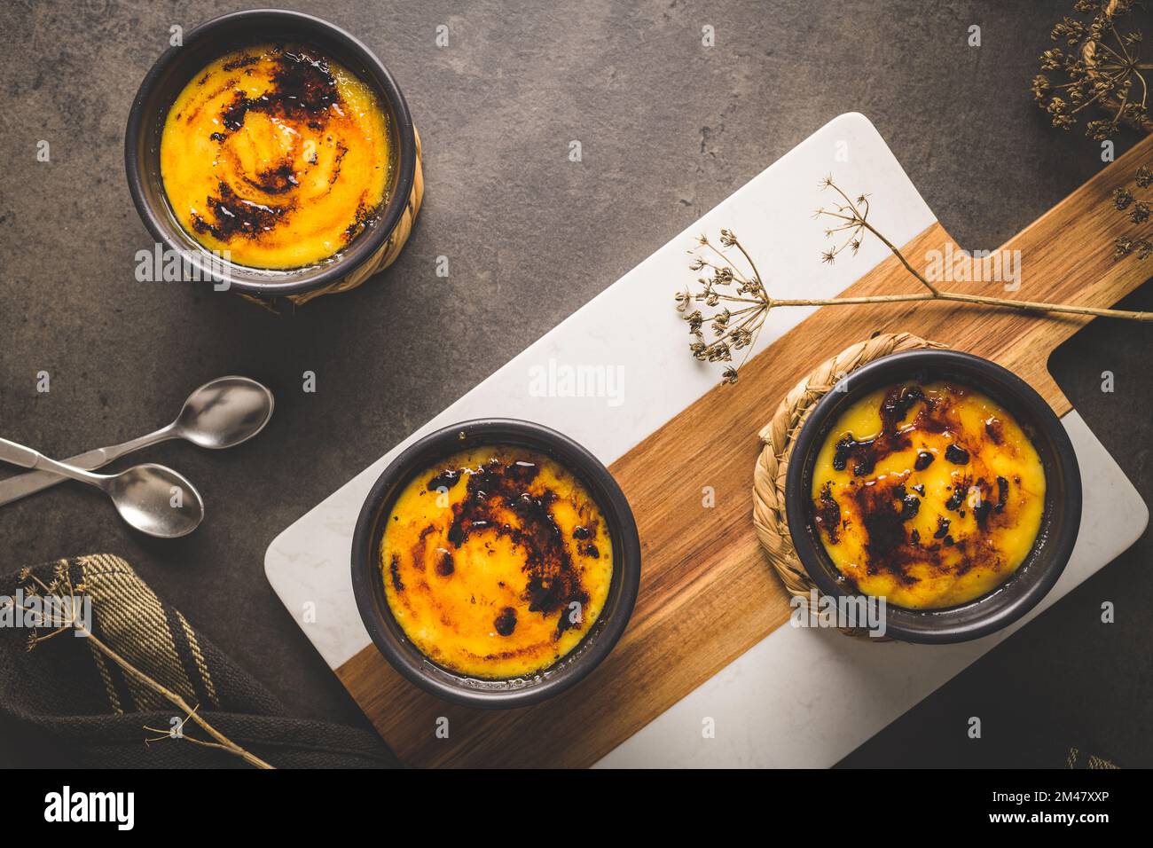 Immagini Stock - La Ragazza Del Pasticcere Che Tiene Una Frusta Elettrica  Sta Preparando Una Torta. Ingredienti Di Concetto Per Cucinare Prodotti A  Base Di Farina O Dessert. Stile Rustico O Rustico..