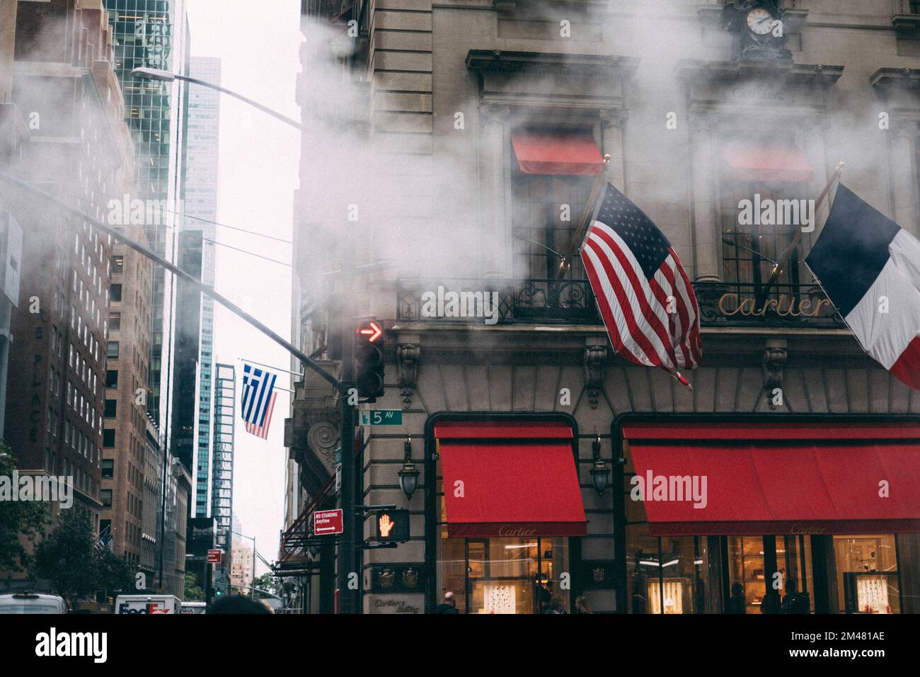 New York Manhattan, 02.10 - 10.10.22: Aufziehender Dampf von unterirdischen Dampfleitungen.  Foto: pressefoto Mika Volkmann Stock Photo