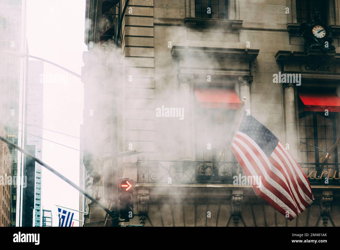 New York Manhattan, 02.10 - 10.10.22: Aufziehender Dampf von unterirdischen Dampfleitungen.  Foto: pressefoto Mika Volkmann Stock Photo