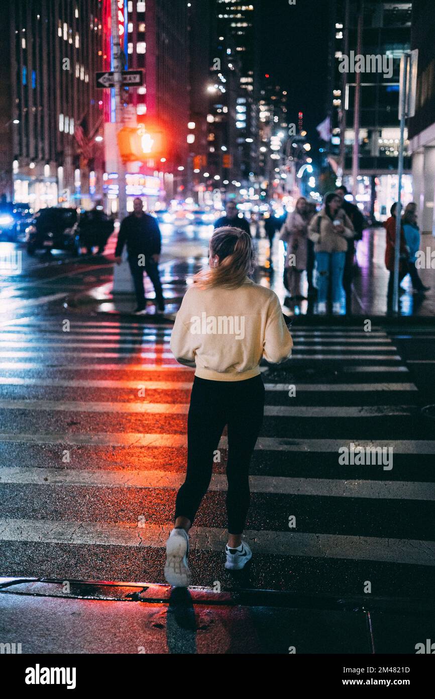 New York Manhattan, 02.10 - 10.10.22: Frau läuft eine Strasse entlang.  Foto: pressefoto Mika Volkmann Stock Photo