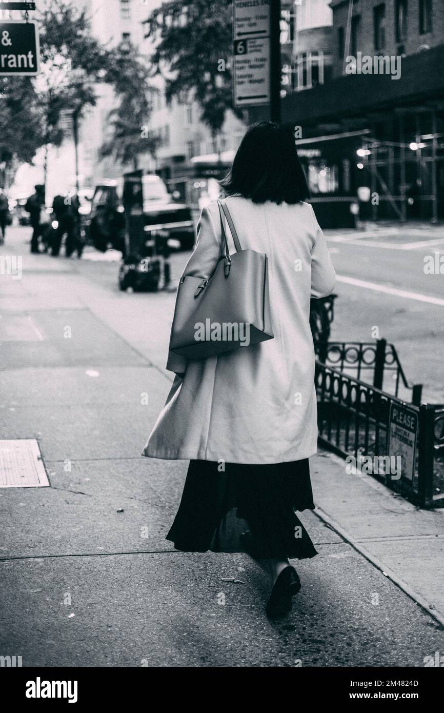 New York Manhattan, 02.10 - 10.10.22: Frau läuft eine Strasse entlang.  Foto: pressefoto Mika Volkmann Stock Photo