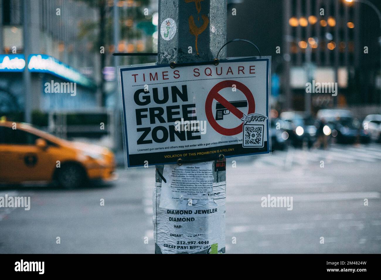 New York Manhattan, 02.10 - 10.10.22: Free gun zone am time Square ...