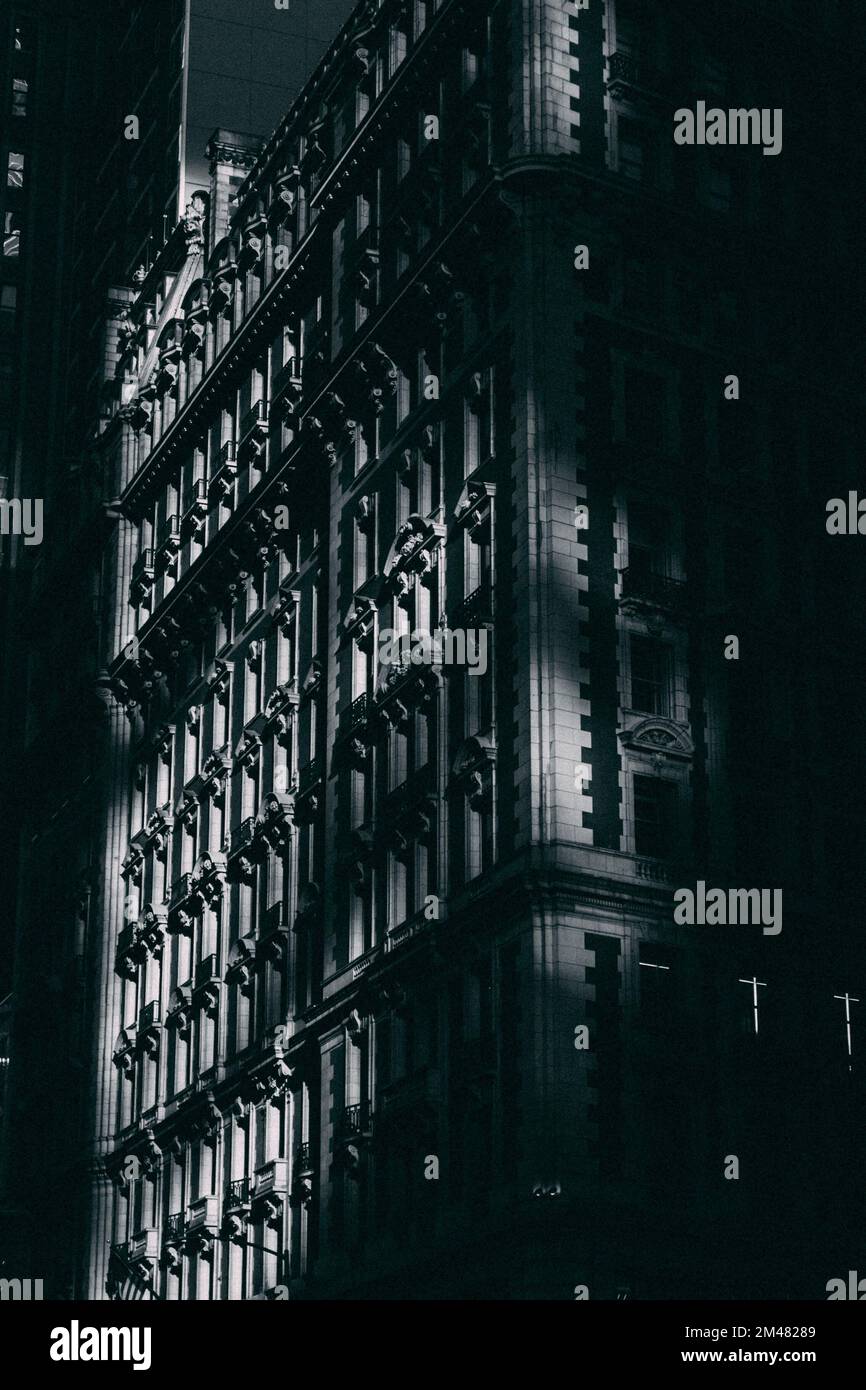 New York Manhattan, 02.10 - 10.10.22: Ein altes Gebäude in Licht und Schatten.  Foto: pressefoto Mika Volkmann Stock Photo