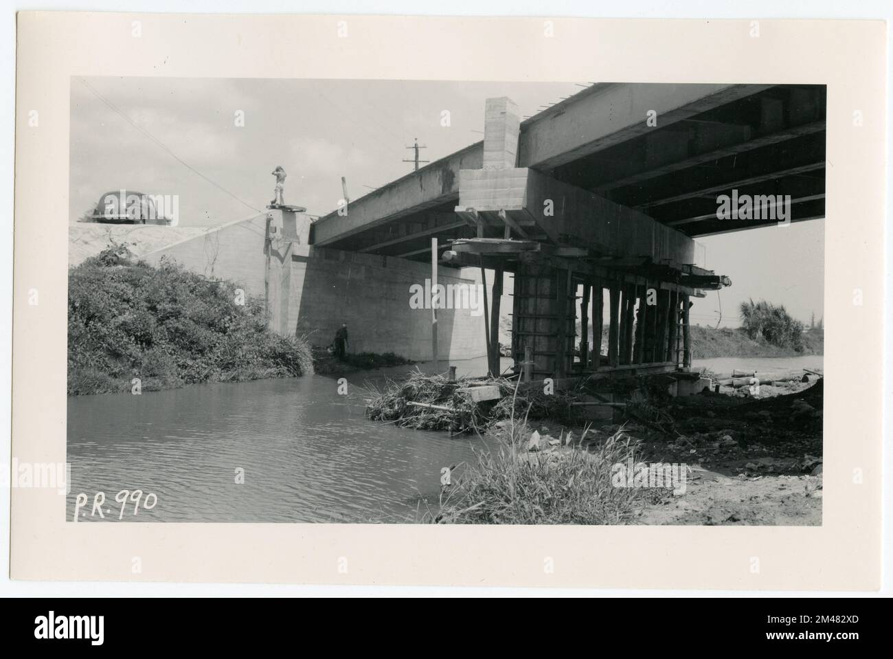 Column Offset Project 30 E(1). Original caption: Project 30 E(1), center pier showing ...