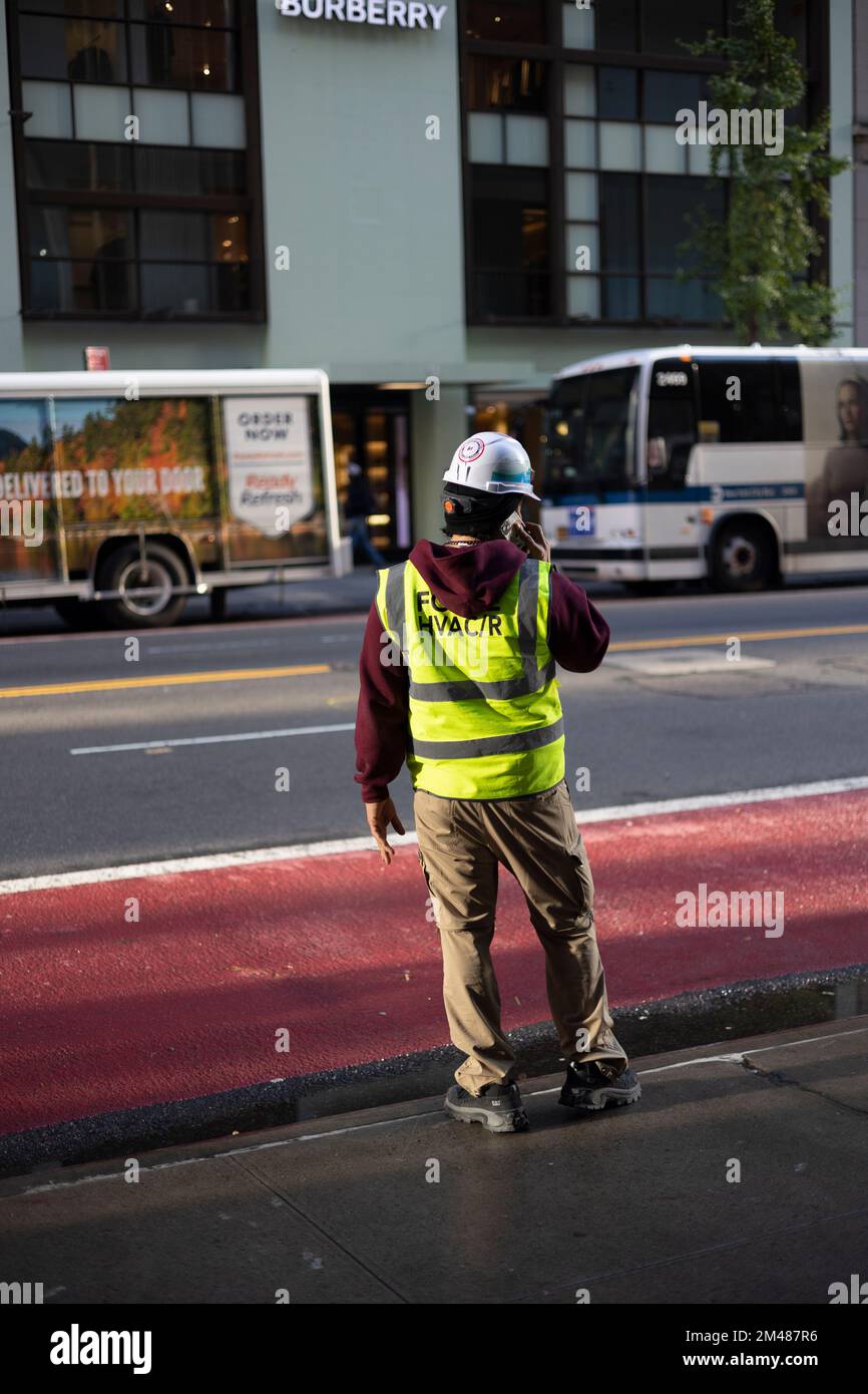 New York Manhattan, 02.10 - 10.10.22: Ein Bauarbeiter steht an einer Strasse.  Foto: pressefoto Mika Volkmann Stock Photo