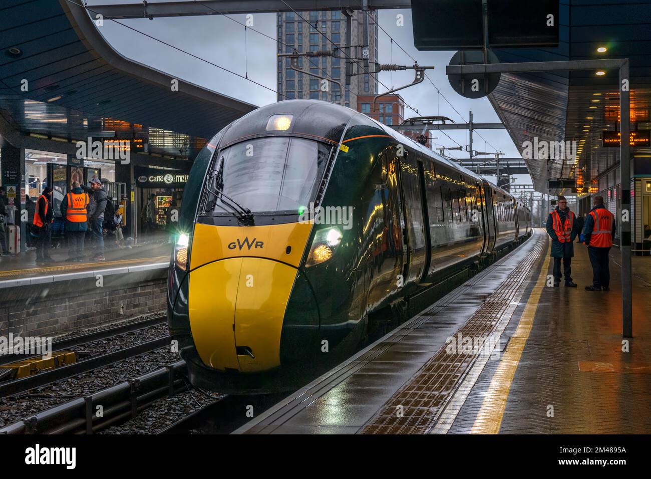 Monday 19th December 2022. Reading Station, Reading, Berkshire, England. Ahead of planned Industrial Action over the Christmas Holiday period, GWR trains run on time with minimal delays but with many carriages full and some travellers having to stand. Credit: Terry Mathews/Alamy Live News Stock Photo