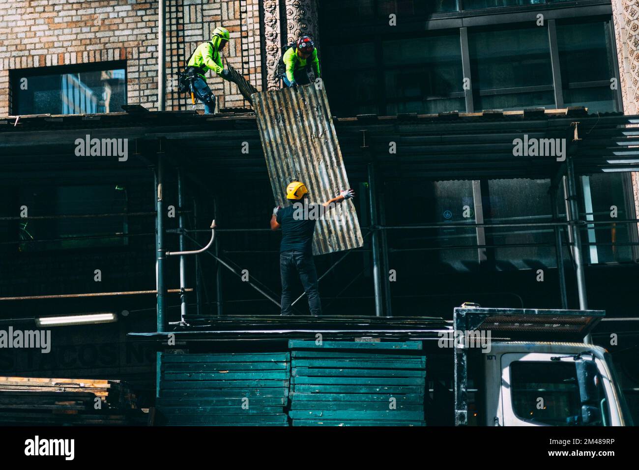 New York Manhattan, 02.10 - 10.10.22: Bauarbeiter bei der Arbeit.  Foto: pressefoto Mika Volkmann Stock Photo