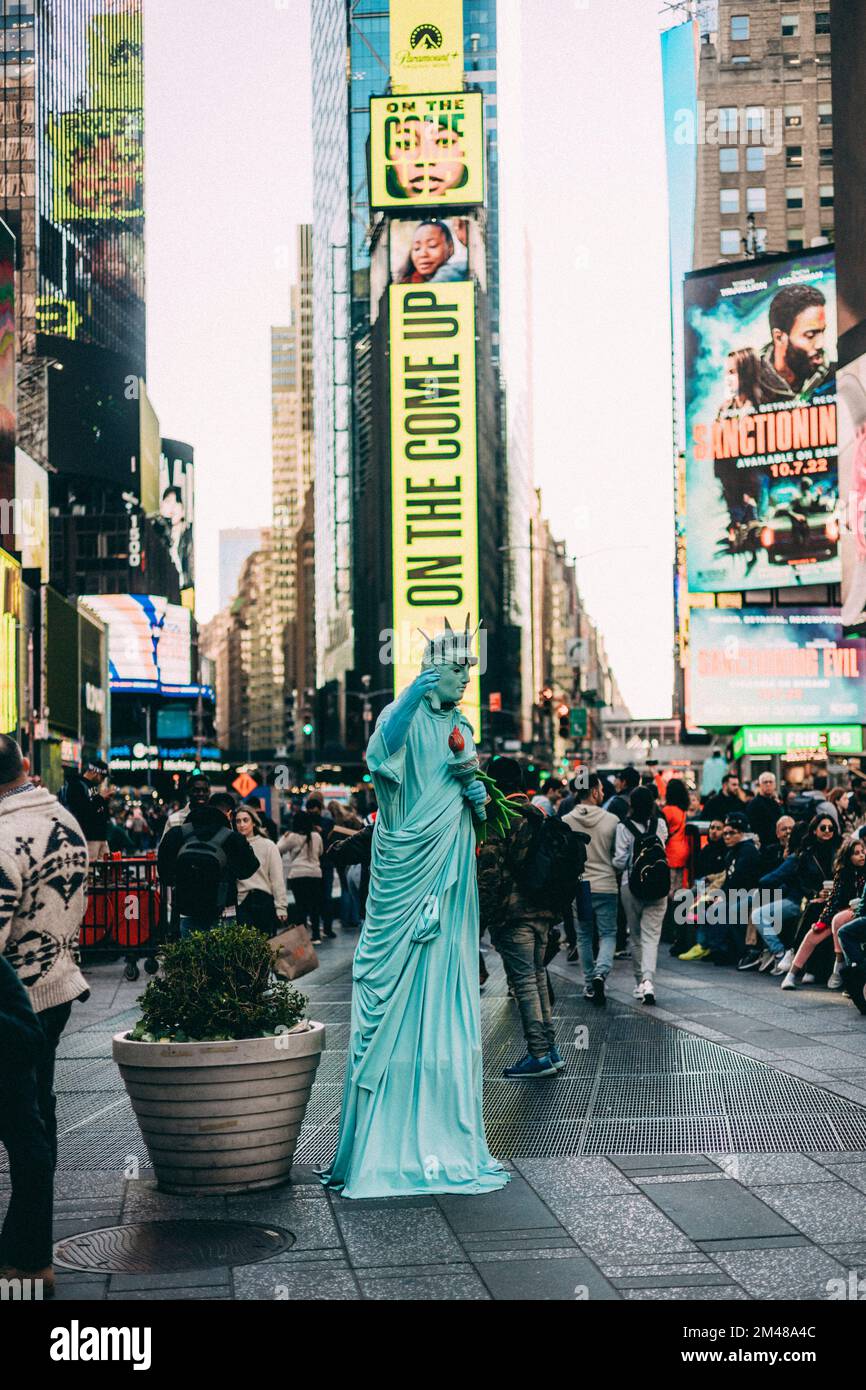 New York Manhattan, 02.10 - 10.10.22: Darsteller Freiheitsstatue am Times Square.  Foto: pressefoto Mika Volkmann Stock Photo