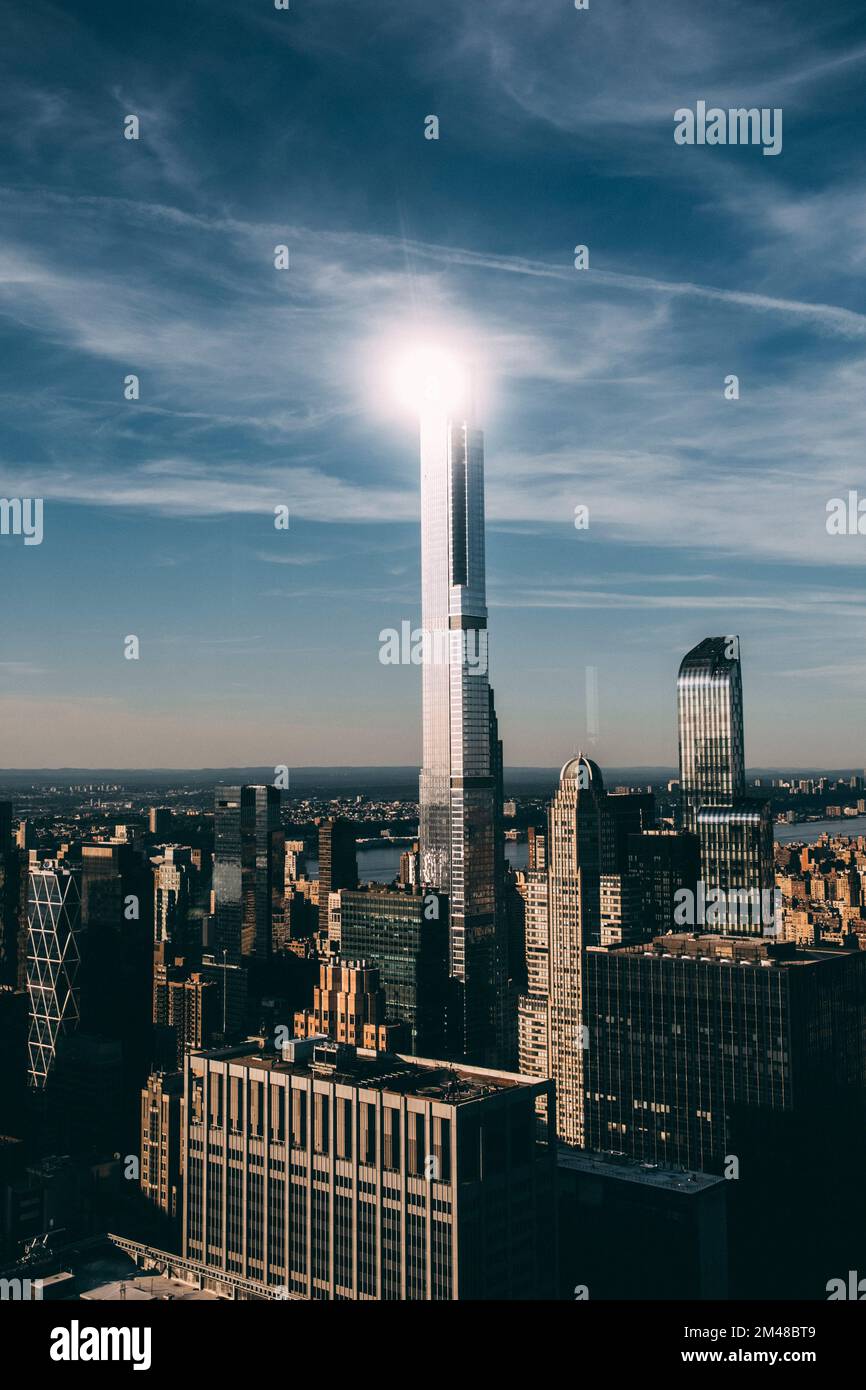 New York Manhattan, 02.10 - 10.10.22: Aussichtsplattform Rocke Feller Center mit Blick auf ein Hochhaus was angeleuchtet wird.  Foto: pressefoto Mika Stock Photo