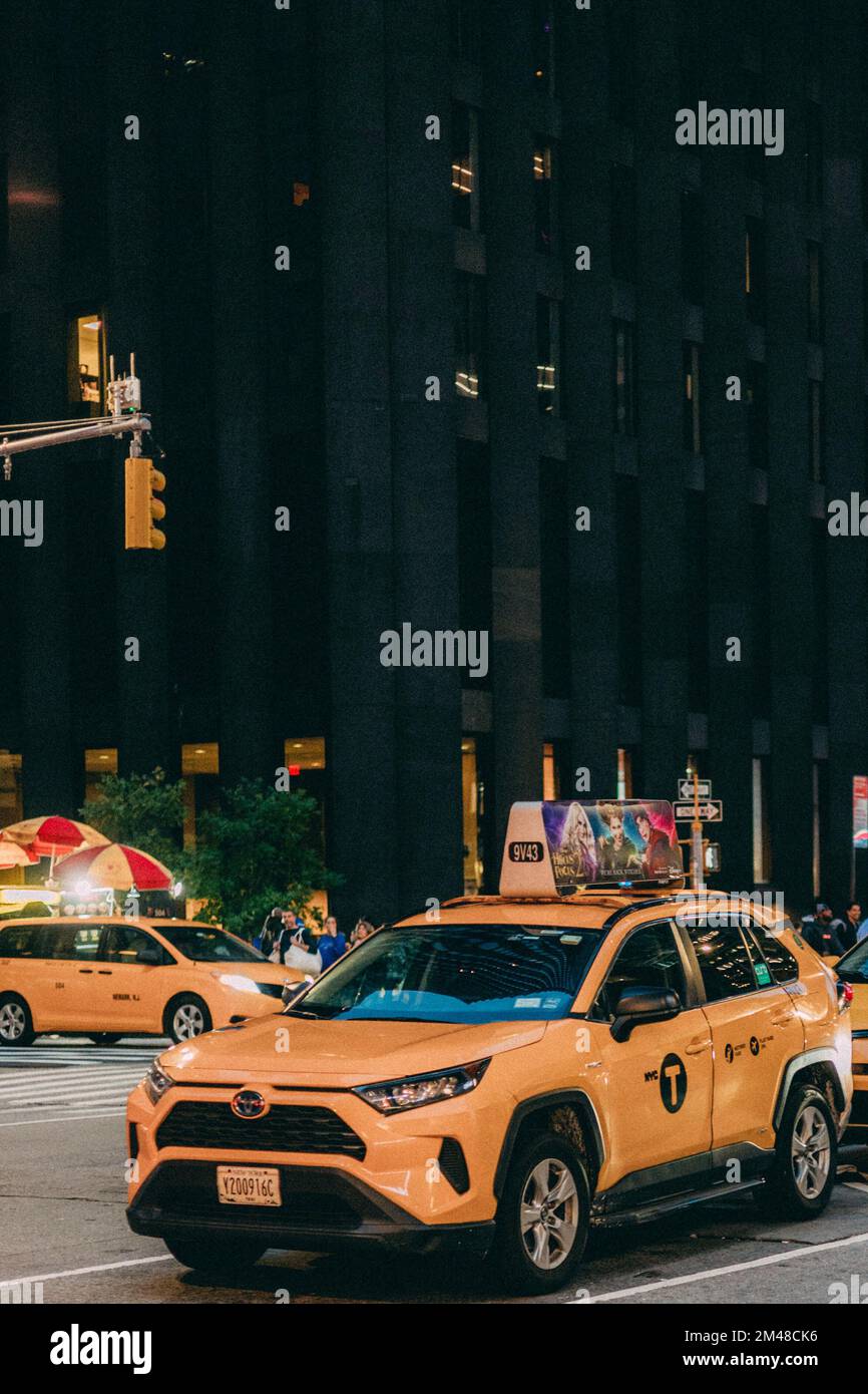 New York Manhattan, 02.10 - 10.10.22: Ein Taxi am Abend.  Foto: pressefoto Mika Volkmann Stock Photo