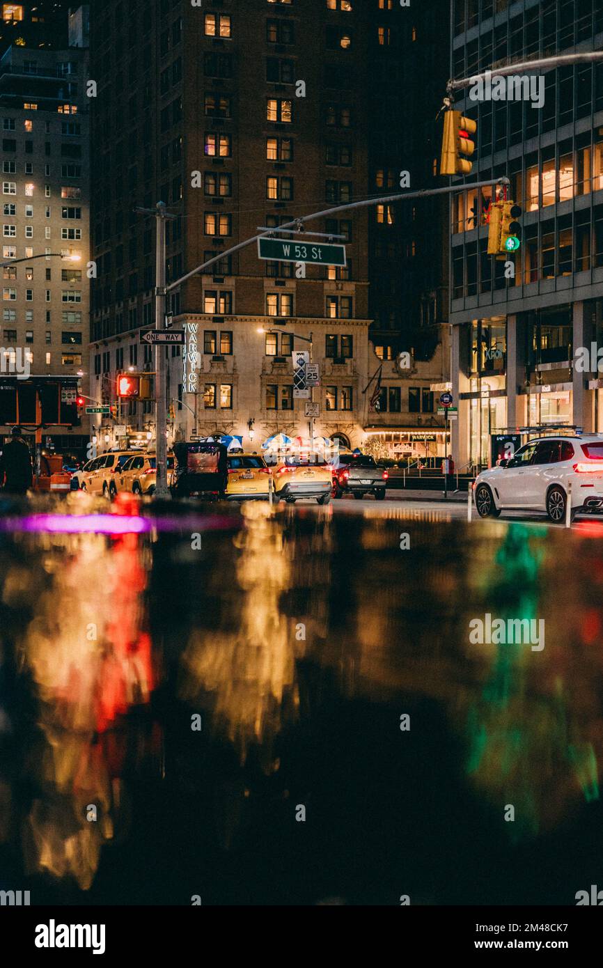 New York Manhattan, 02.10 - 10.10.22: Reflektierende Lichter von Ampeln.  Foto: pressefoto Mika Volkmann Stock Photo