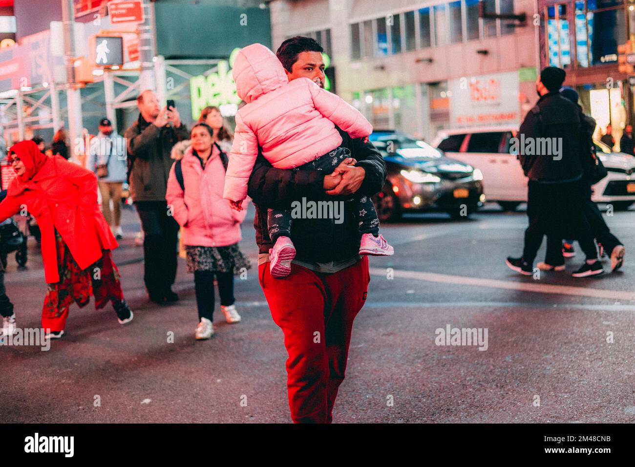 New York Manhattan, 02.10 - 10.10.22: Leute am Times Square.  Foto: pressefoto Mika Volkmann Stock Photo