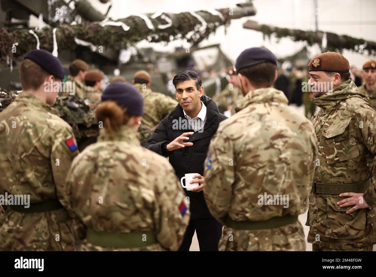 Prime Minister Rishi Sunak has a cup of tea with troops at the Tapa military base, in Tapa, Estonia. Picture date: Monday December 19, 2022. Stock Photo