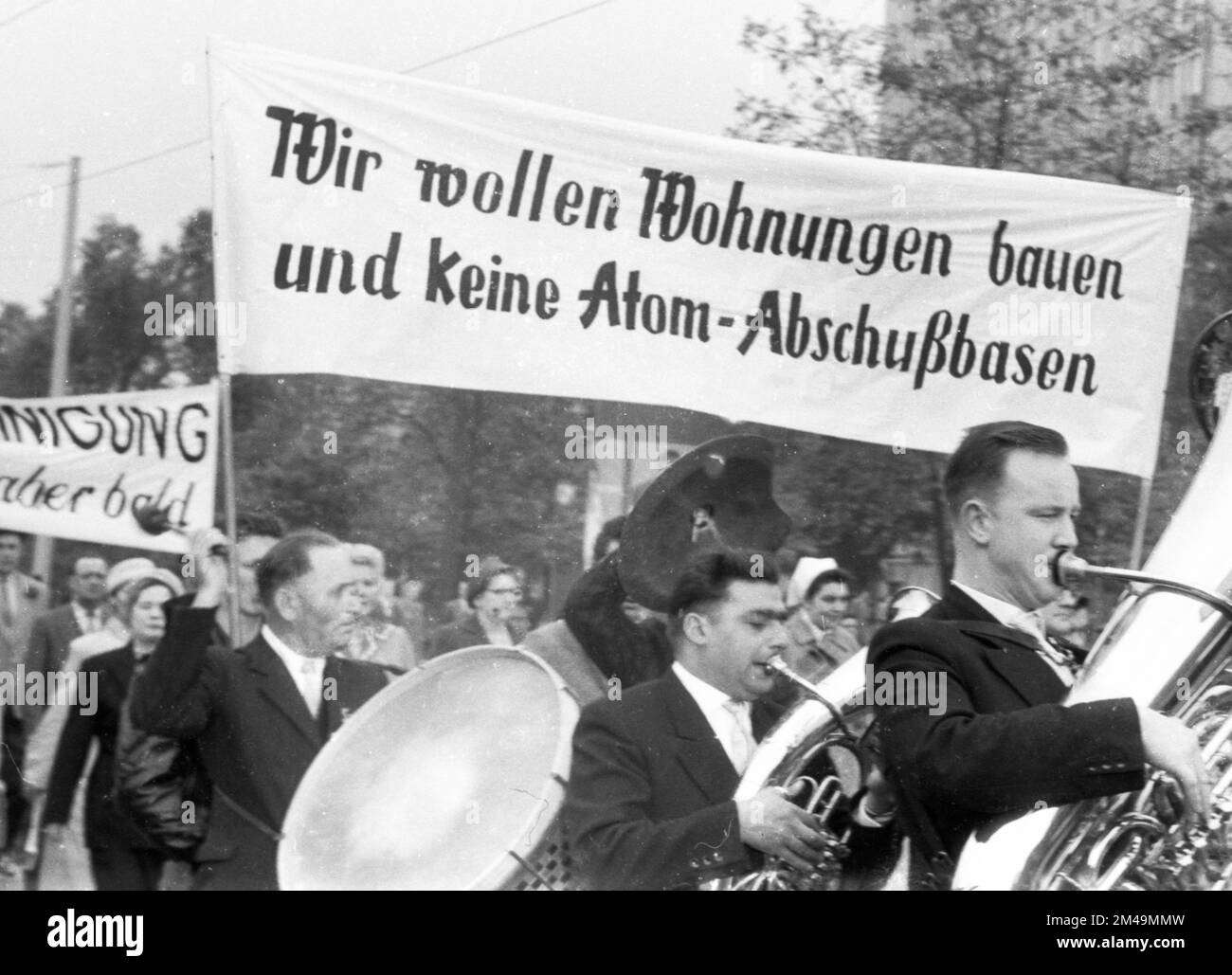The traditional 1 May 1958 parade of the DGB. here in Hanover, also echoed the demands of the proclaimer of the peace movement Kampf dem Atomtod Stock Photo