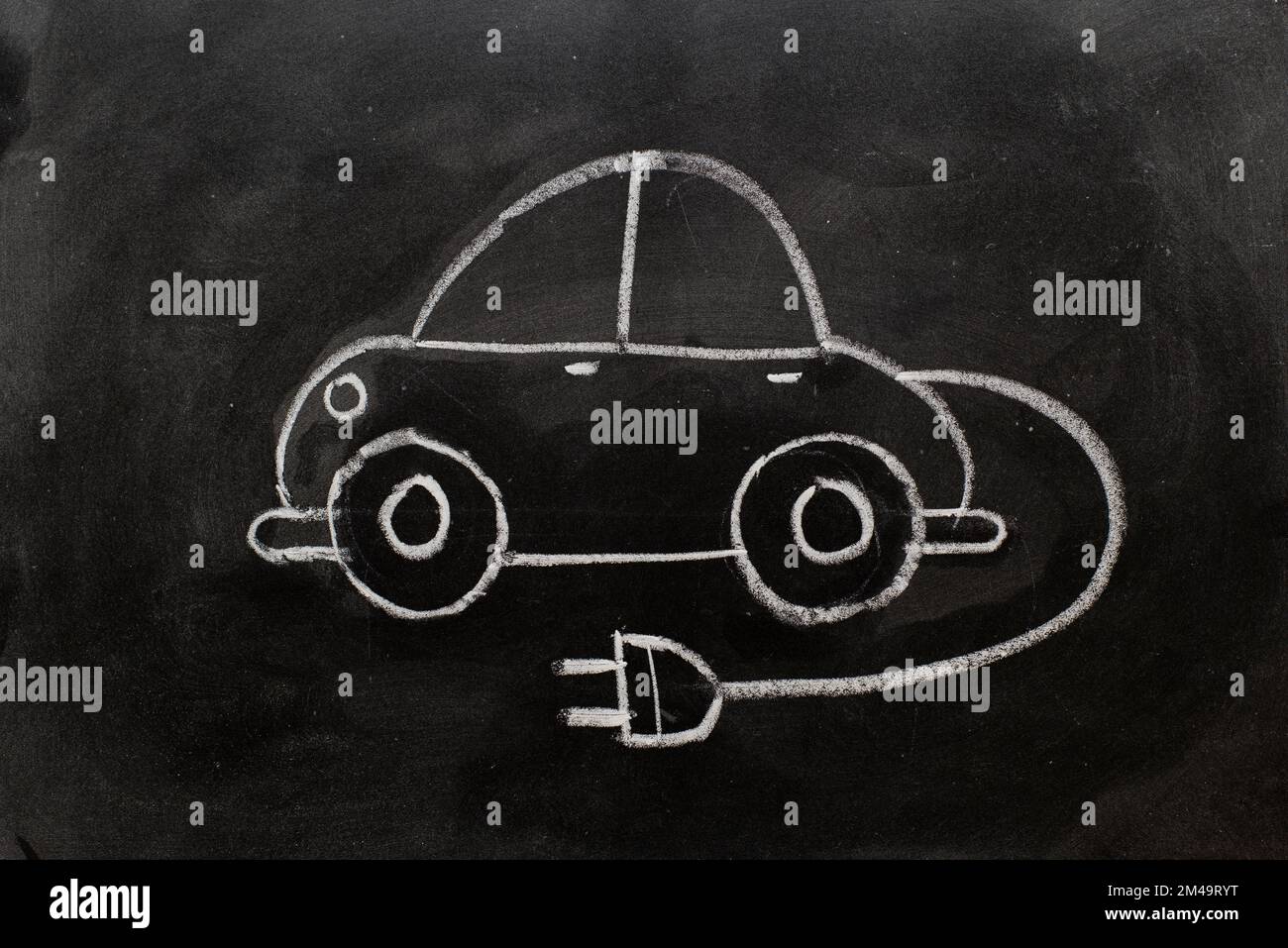 Coche eléctrico con símbolo de icono de enchufe, dibujado en una pizarra con tiza, coche, concepto de vehículo ecológico Stock Photo