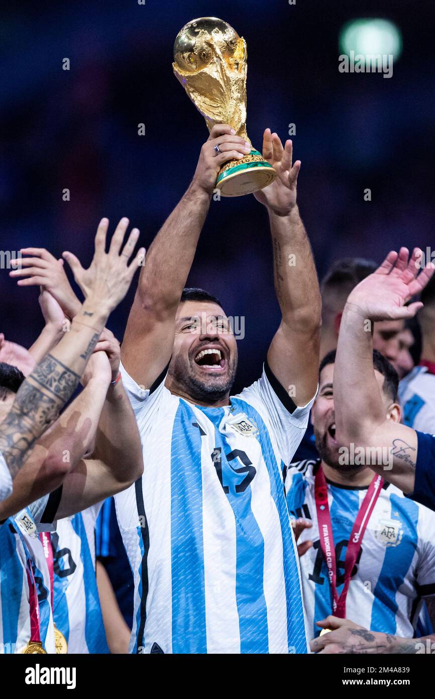 Lusail, Qatar. 18th Dec, 2022. Soccer: World Cup, Argentina - France, final round, final, Lusail Stadium, Argentina's former player Sergio Aguero cheers with the World Cup trophy. Credit: Tom Weller/dpa/Alamy Live News Stock Photo