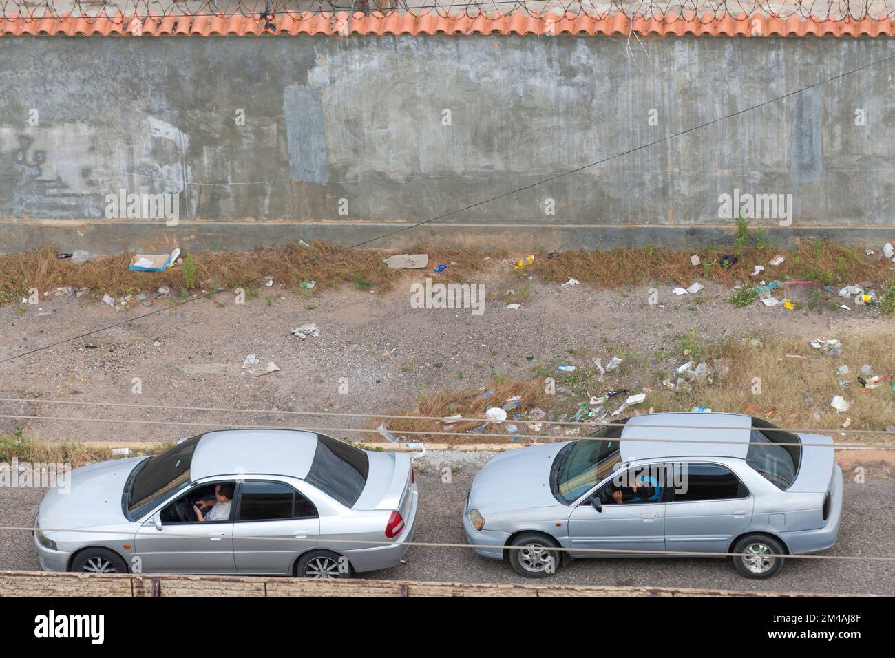 Non Exclusive: Maracaibo-Venezuela-19-12-2021. Venezuelans from oil State of Zulia, line up in their cars for hour to fill their gasoline tansk in the Stock Photo