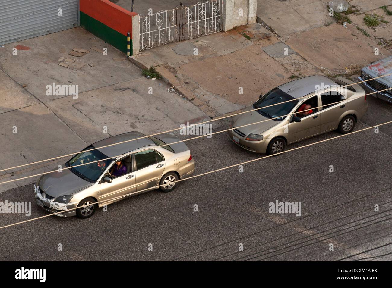Non Exclusive: Maracaibo-Venezuela-19-12-2021. Venezuelans from oil State of Zulia, line up in their cars for hour to fill their gasoline tansk in the Stock Photo