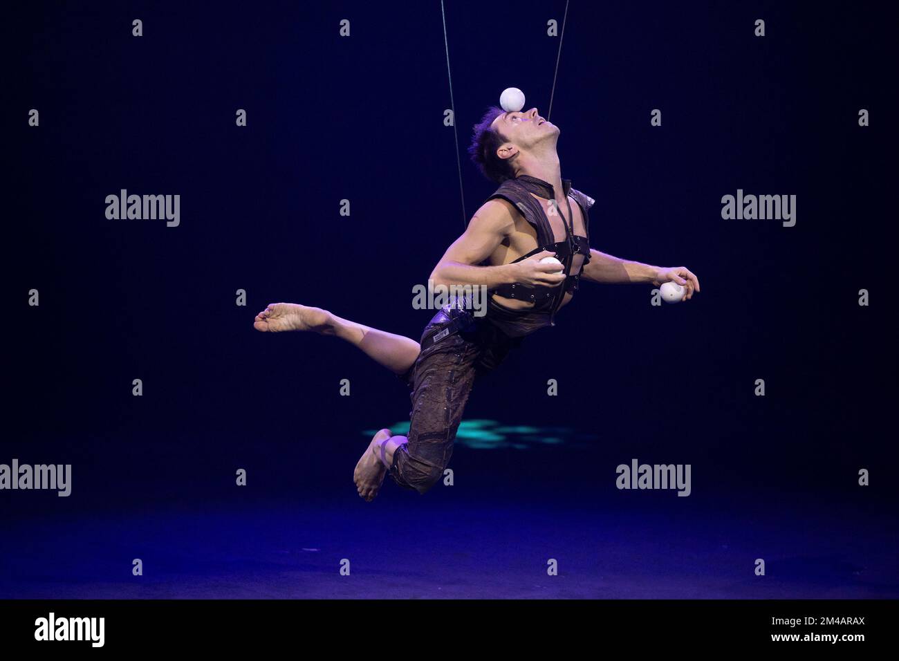 Duisburg, Deutschland. 16th Dec, 2022. VLADIK, juggling, the circus ...