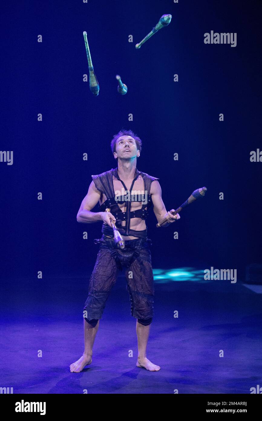 Duisburg, Deutschland. 16th Dec, 2022. VLADIK, juggling, the circus ...