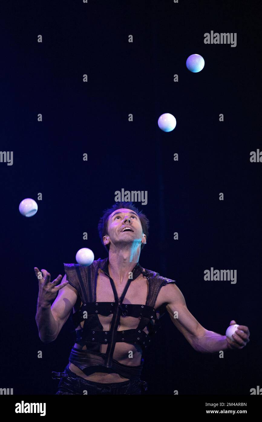 Duisburg, Deutschland. 16th Dec, 2022. VLADIK, juggling, the circus ...