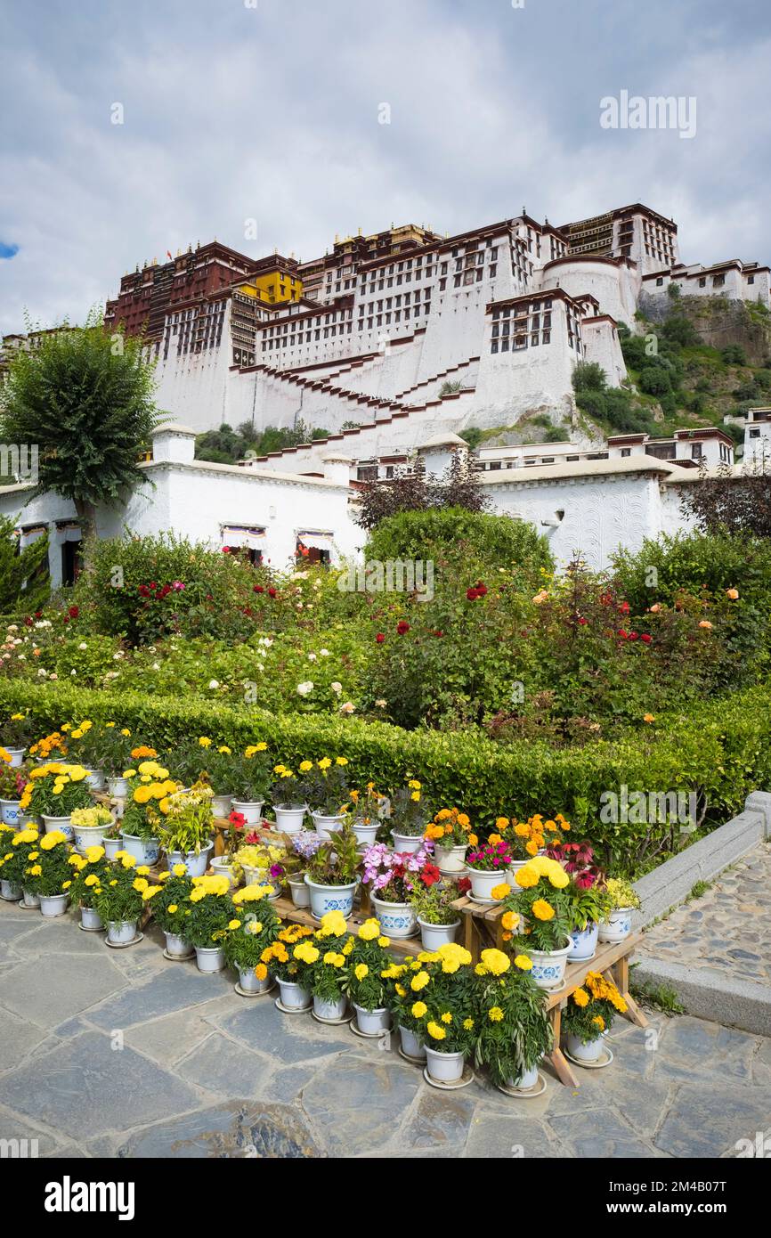 View of the Potala Palace, a UNESCO heritage site. Lhasa. Tibet Autonomous Region. China. Stock Photo