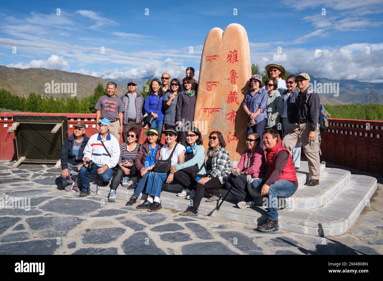 A group of Chinese tourists photographed at a lookout point at the Yarlung Tsangpo southwest of Lhasa. Tibet Autonomous Region. China. Stock Photo