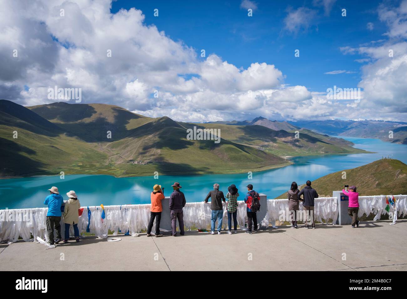 Viewpoint at the Yamdrok Lake southwest of Lhasa. Tibet Autonomous Region. China. Stock Photo