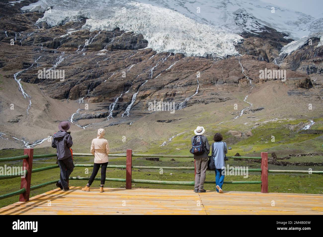 Tourists contemplating the Karo La Glacier. Tibet Autonomous Region. China. Stock Photo