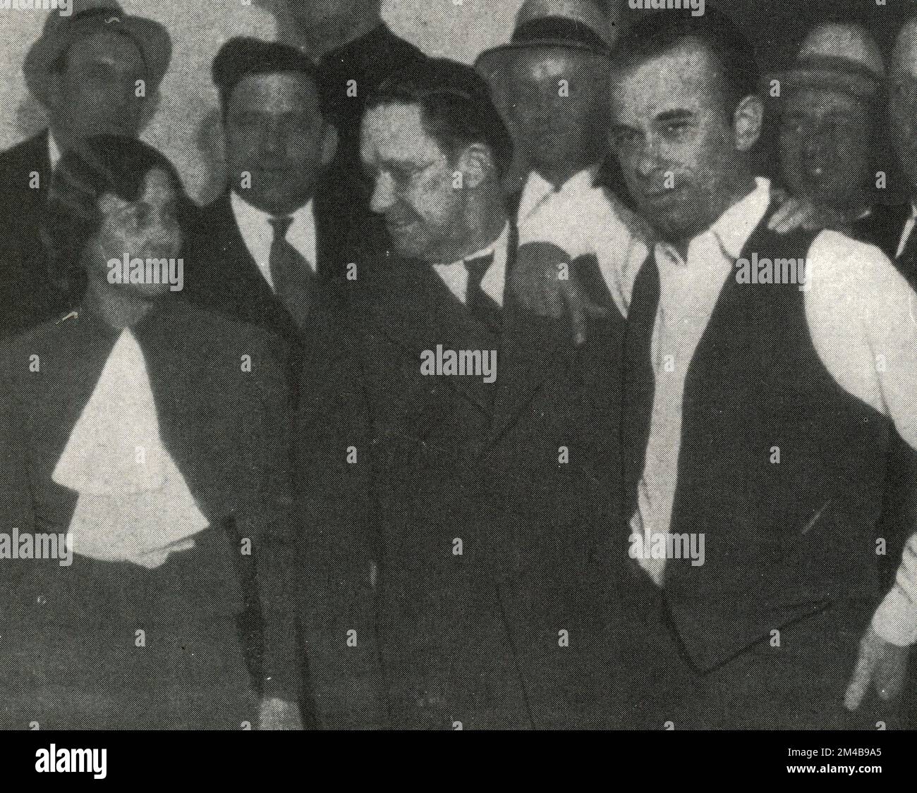 American gangster John Dillinger (right) rests his arm on the district attorney's shoulder Estill, to the left woman sheriff Lilian Holley, USA 1930s Stock Photo