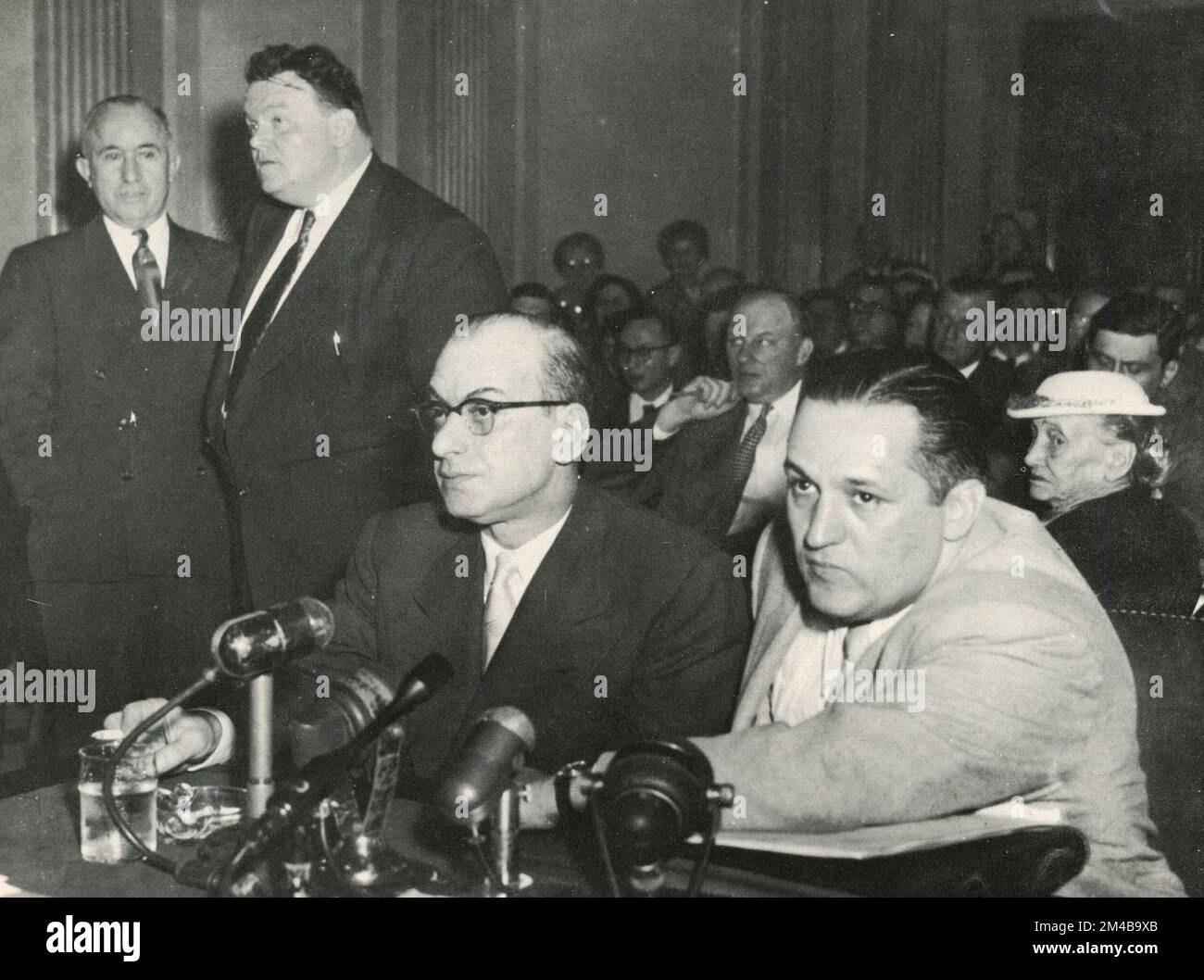 Italian-American gangster and mafia mobster Anthony Strollo aka Tony Bender (right) testifying in court, USA 1950s Stock Photo