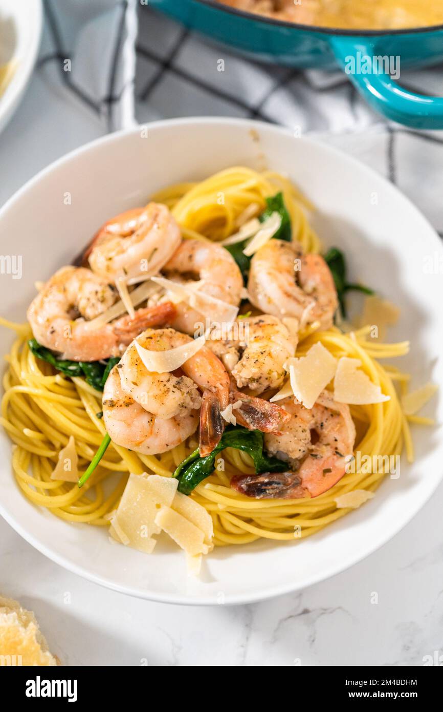 Garlic Shrimp Pasta with Spinach Stock Photo - Alamy