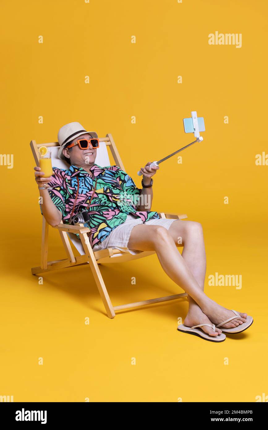 Senior men taking selfie hi-res stock photography and images - Alamy