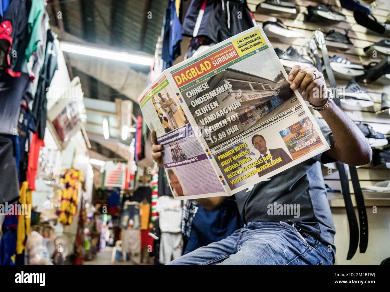 PARAMARIBO - A man reads the Dagblad Suriname on the Central Market in  Paramaribo. On the front page is a photo of Prime Minister Mark Rutte. ANP  BART MAAT netherlands out -