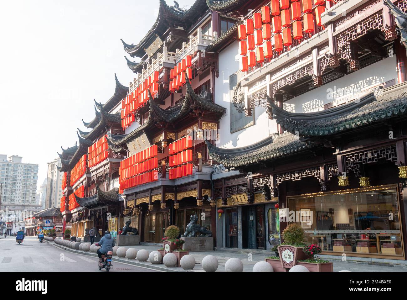 SHANGHAI, CHINA - DECEMBER 20, 2022 - Red lanterns adorn the exterior walls  of the antique building of Yuyuan Mall to welcome the upcoming Lunar New Y  Stock Photo - Alamy