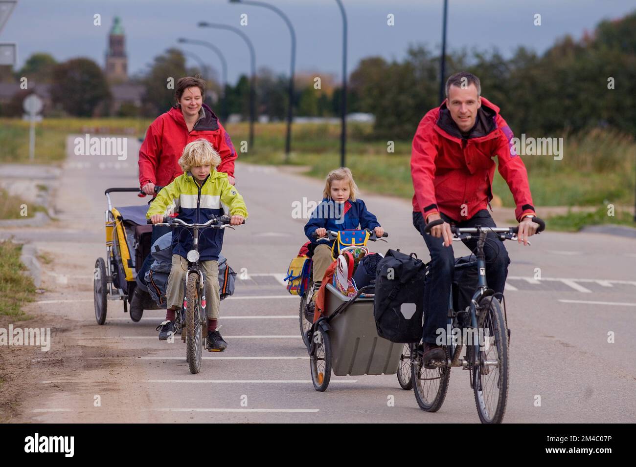 Netherlands - Dutch family on cycling holiday with their luggage in a trailer Stock Photo