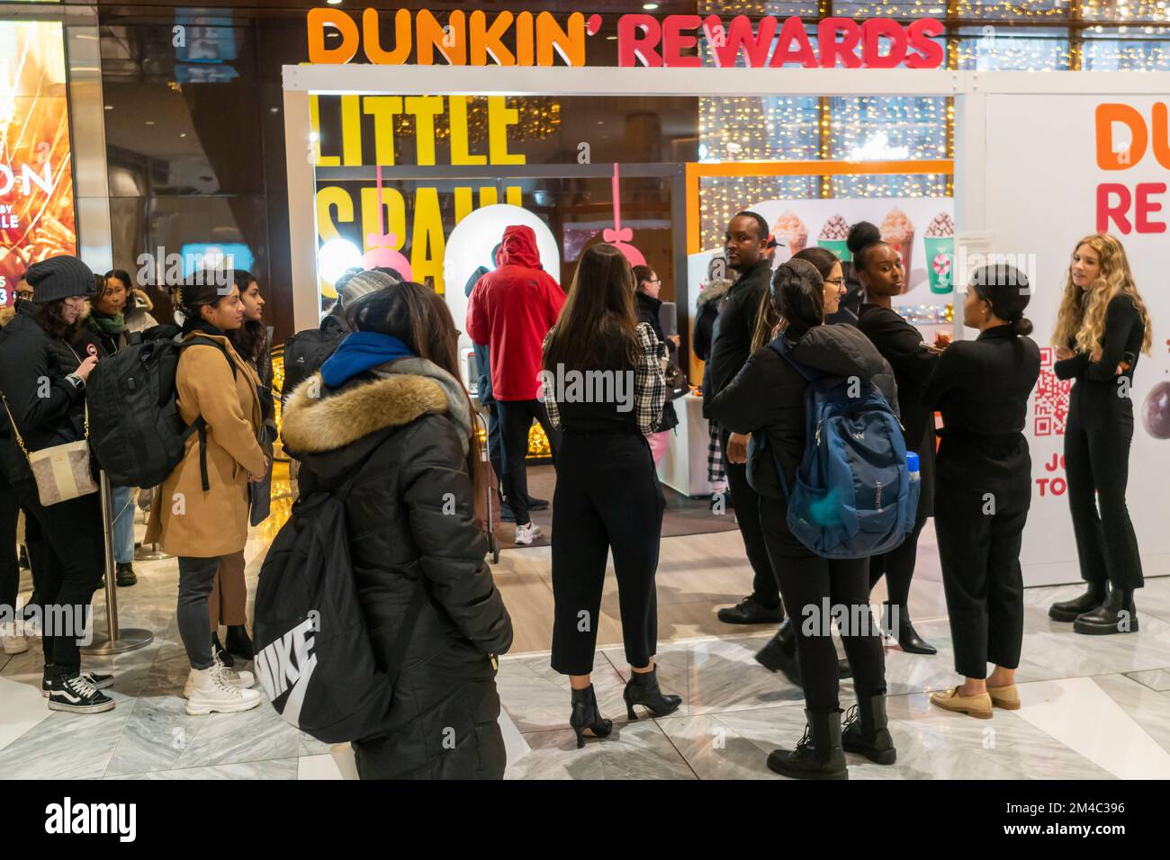 Visitors to Hudson Yards in New York on Thursday, December 15, 2022 line up for an experiential brand activation and receive free samples of Peppermint Mocha Signature Latte, gift cards and swag at the DunkinÕ Rewards Lounge.  (© Richard B. Levine) Stock Photo