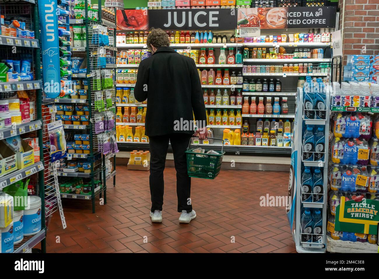 Shopping in a supermarket in New York on Saturday, December 17, 2022. (© Richard B. Levine) Stock Photo