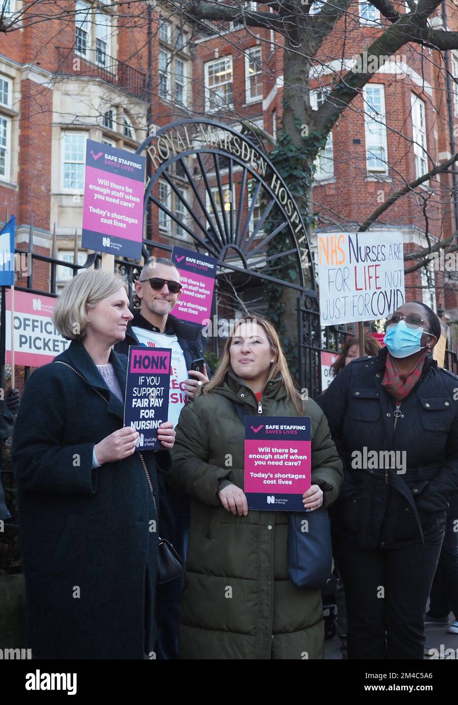 London, UK. 20th Dec, 20. Nurses in England, Wales and Northern Ireland go on strike in an ongoing dispute with the government about pay and concerns. Picket line outside Royal Marsden Hospital, Chelsea. Credit: Brian Minkoff/Alamy Live News Stock Photo