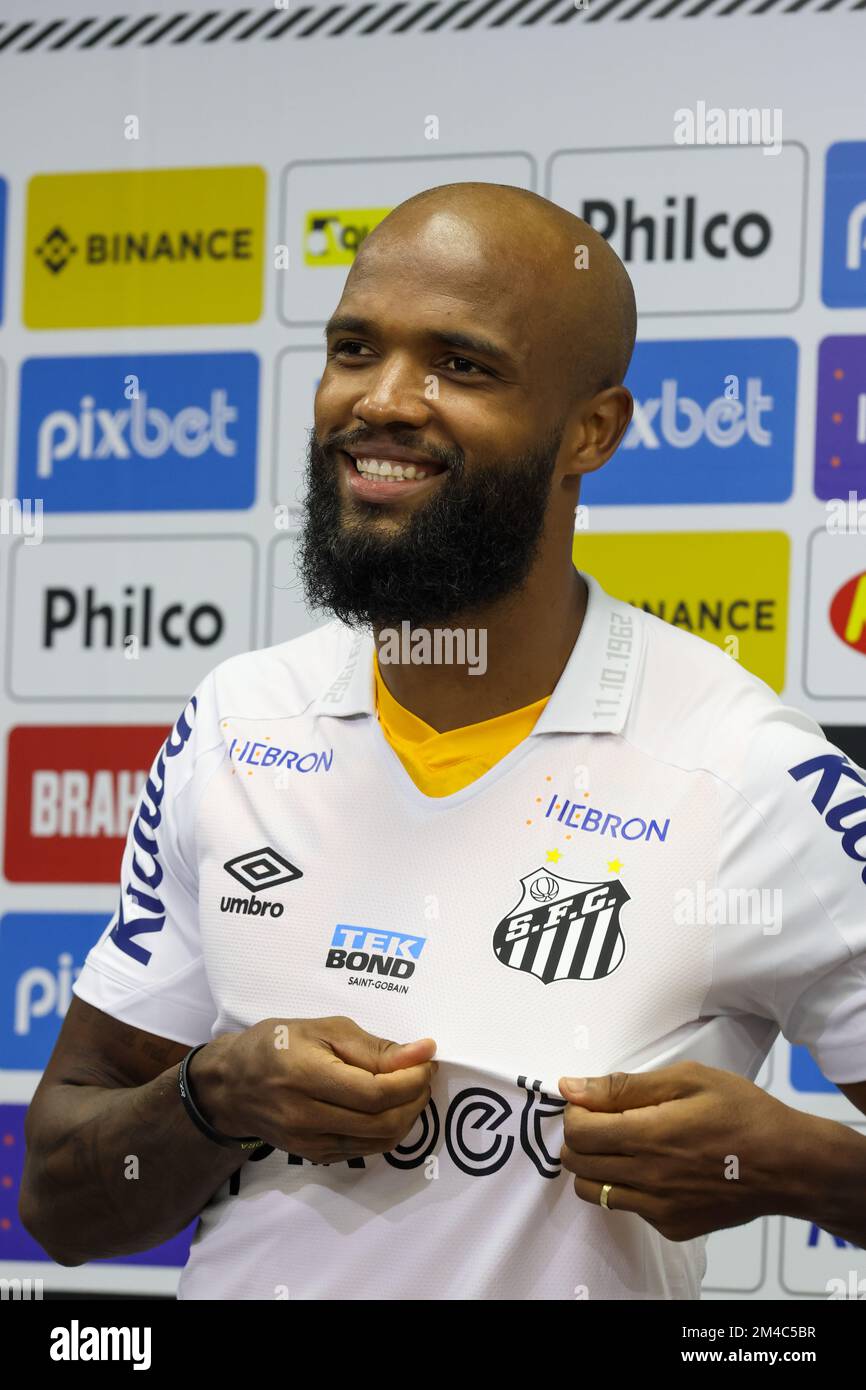 Santos - 12/20/2022 - SANTOS, MESSIAS PRESENTATION - Messias poses for ...