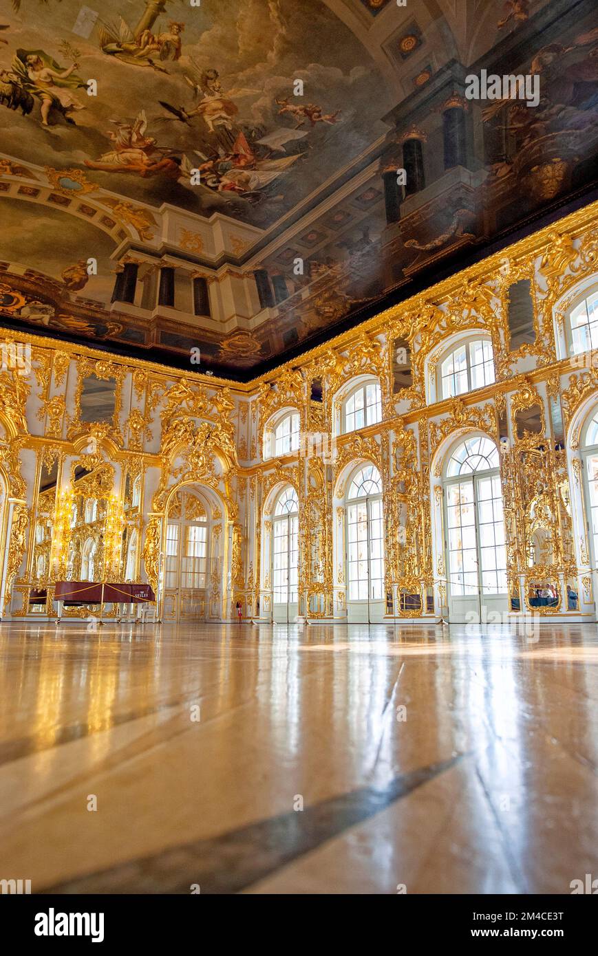 https://c8.alamy.com/comp/2M4CE3T/the-great-hall-of-the-catherine-palace-tsarskoye-selo-pushkin-st-petersburg-russia-24th-of-june-2011-2M4CE3T.jpg